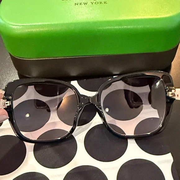 Kate Spade Black Sunglasses with Green Case - Picture 4 of 4